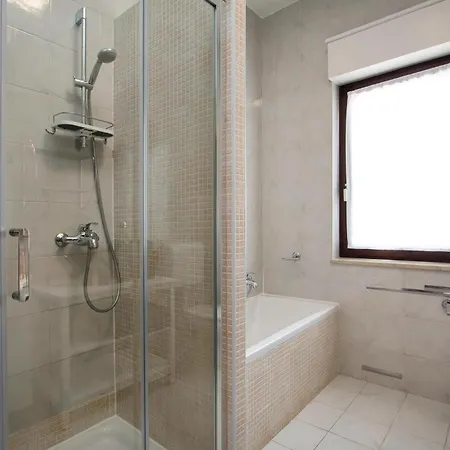Apartment 4 Bedroom Gorgeous In