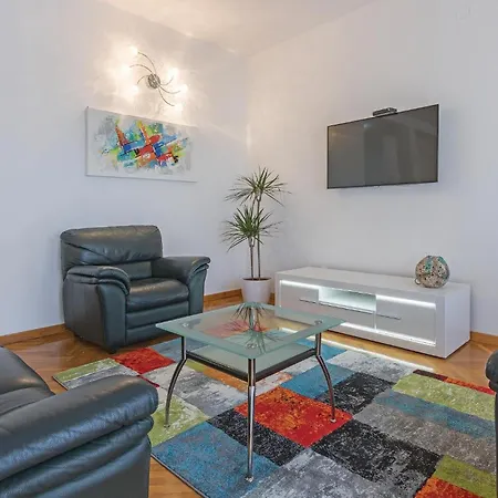 4 Bedroom Gorgeous In Medulin