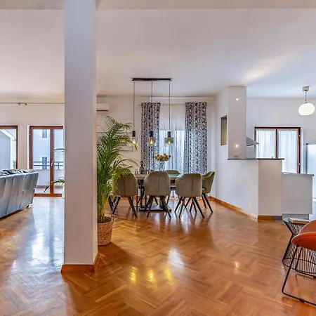 Apartment 4 Bedroom Gorgeous In
