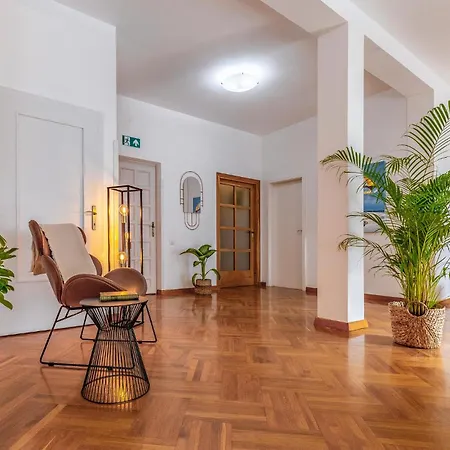 Apartment 4 Bedroom Gorgeous In *