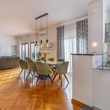 Apartment 4 Bedroom Gorgeous In